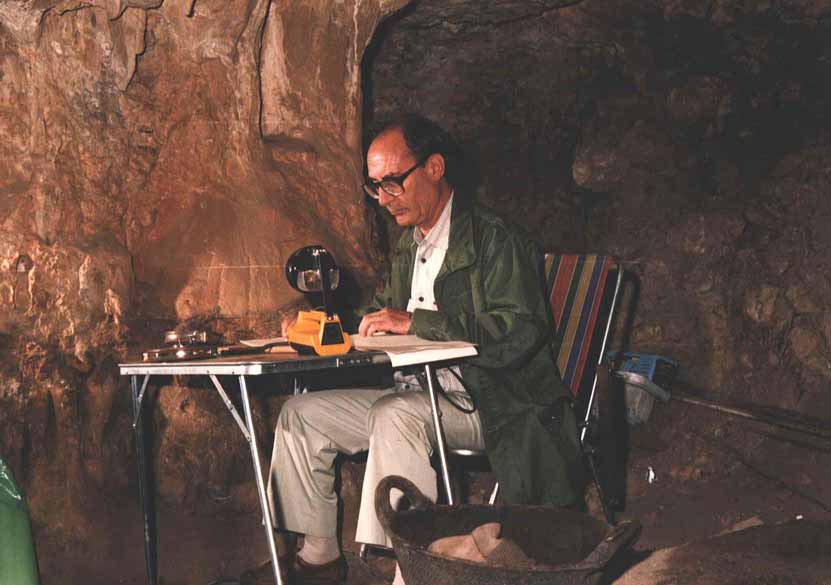 M. Pellicer en la Cueva de Nerja en 1986