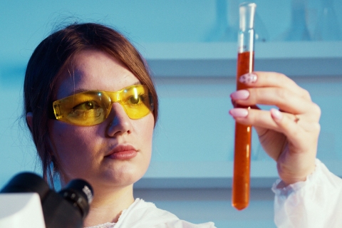 Mujaer mirando una probeta