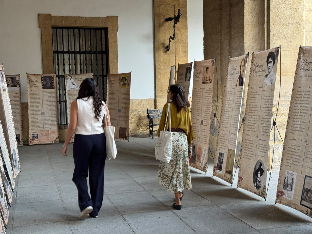 Visitantes recorren los paneles de la exposición en el Patio de la Fuente del Rectorado