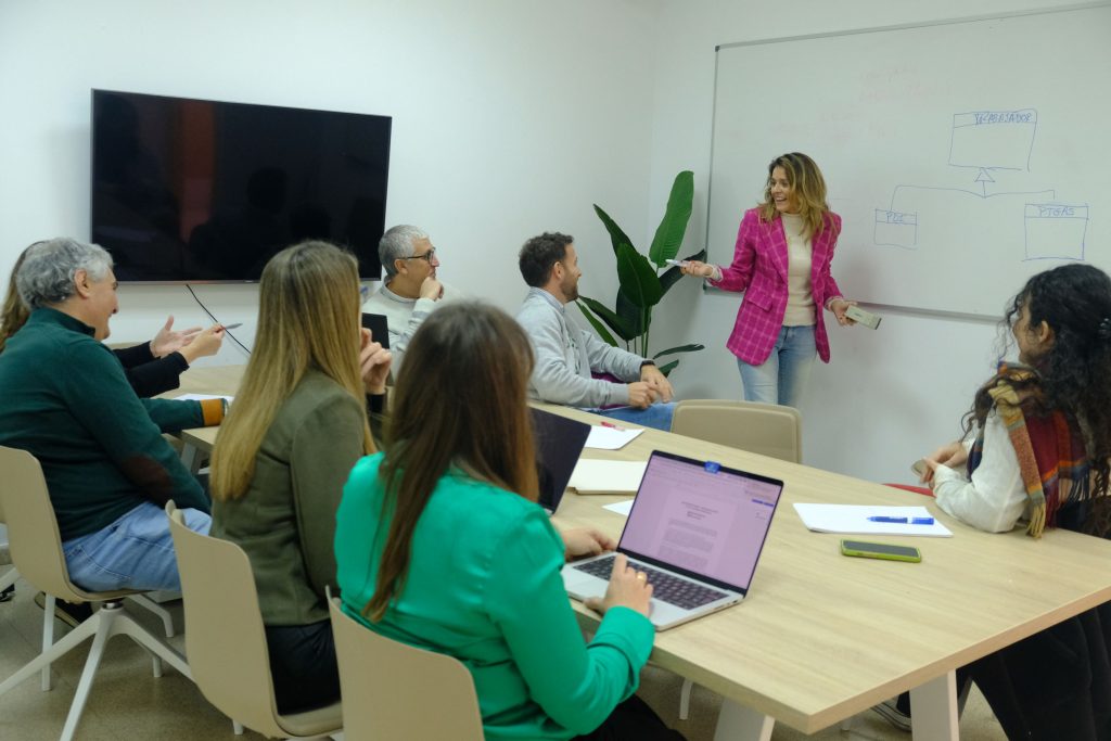 Foto de una reunión del personal del departamento