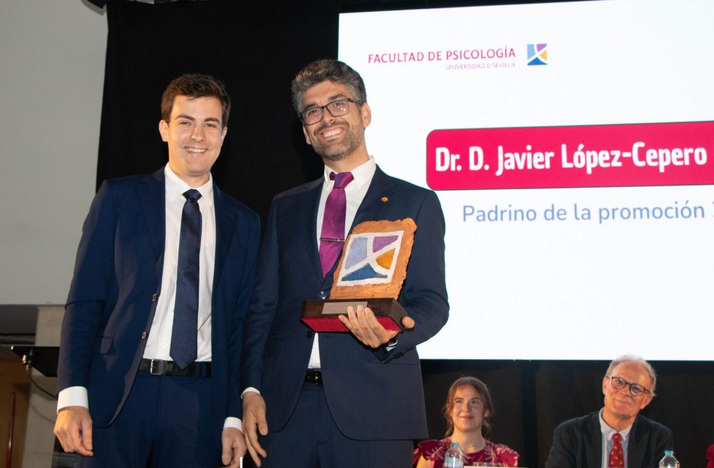 El prof. Javier López-Cepero, junto con el delegado del 4º curso, Jesús Martínez Calvo.