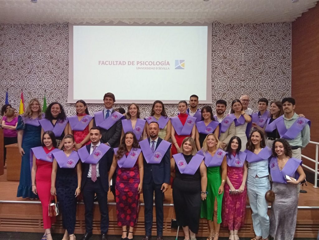 Foto con los egresados del MPGS 2024/25