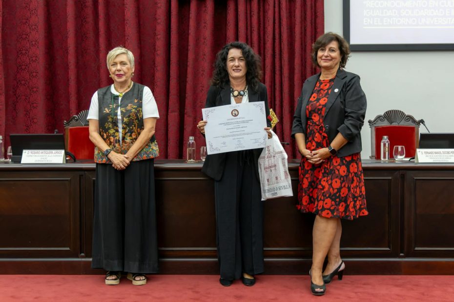 Fotografía de Carmen Vargas (Rectora de la US), Mar Benítez y Rosario Antequera (Vicerrectora de Bienestar)
