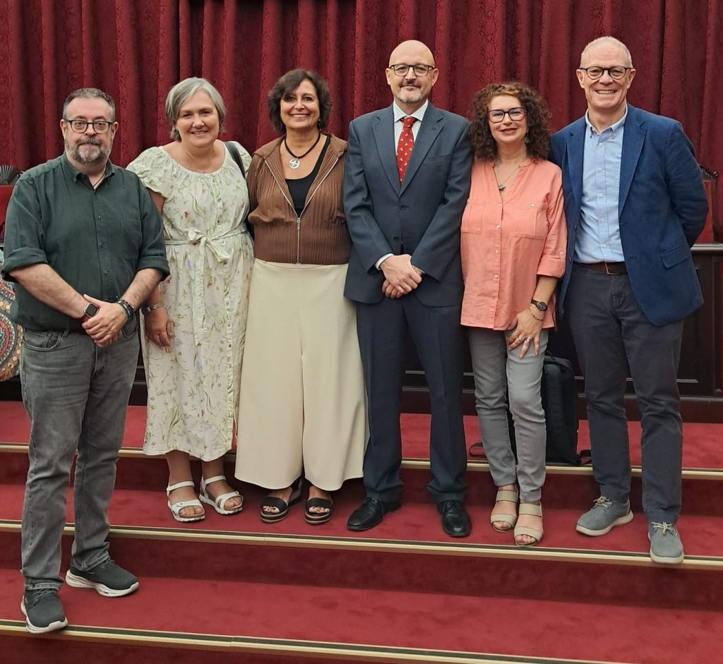 Fotografía con Salvador Herrero (Director PETRA), Mª Dolores Lanzarote (PETRA), Rosario Antequera (Vicerrectora de Bienestar), Fco. Javier Cano (Director UPA), Mª Mar Aires (PETRA) y David Saldaña (Decano Psicología)